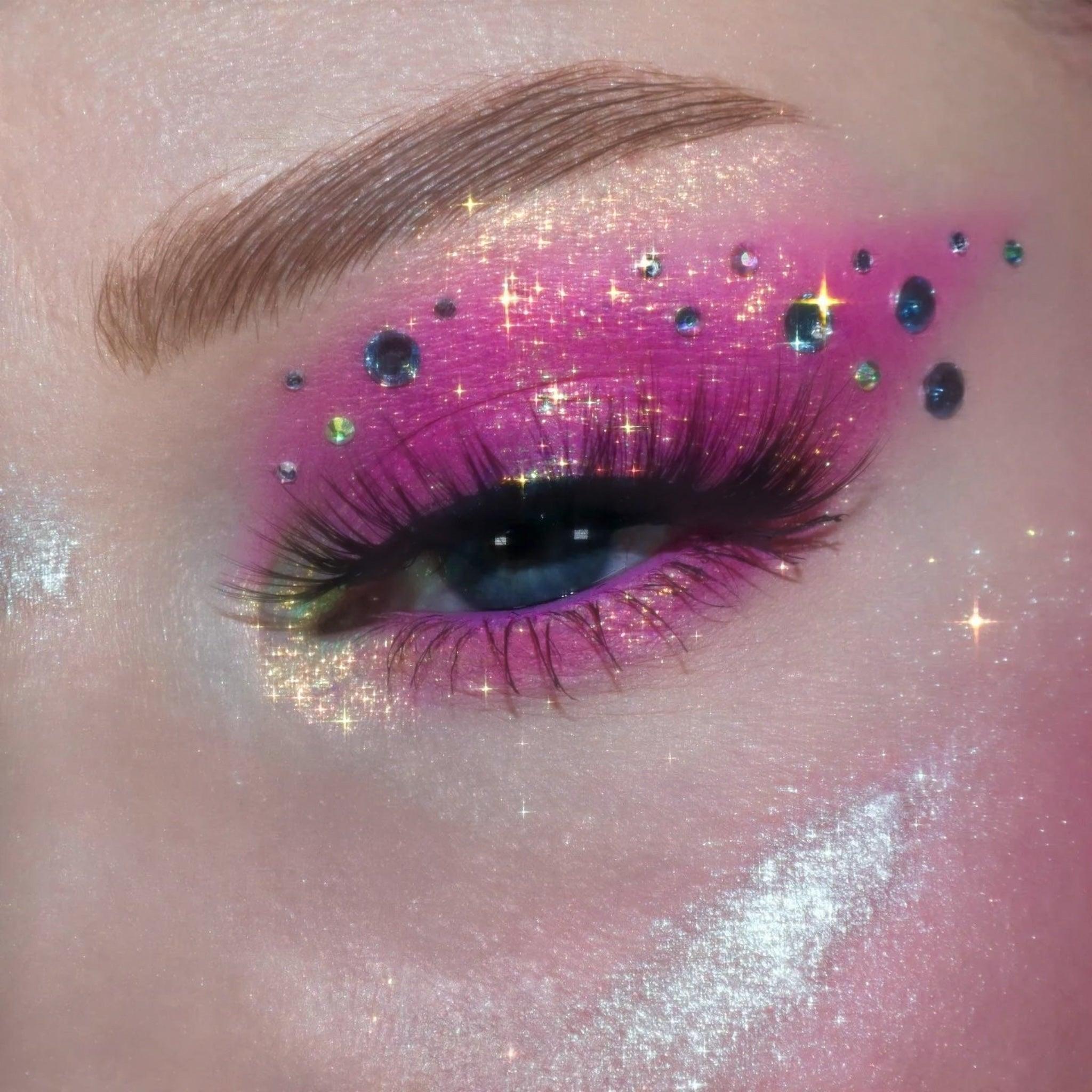 Dazzling Multichrome eyeshadow in shade Kunzite. Pastel base with a sparkly finish.